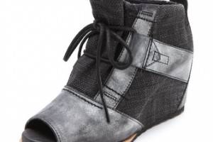 Sorel Lake Wedge Booties